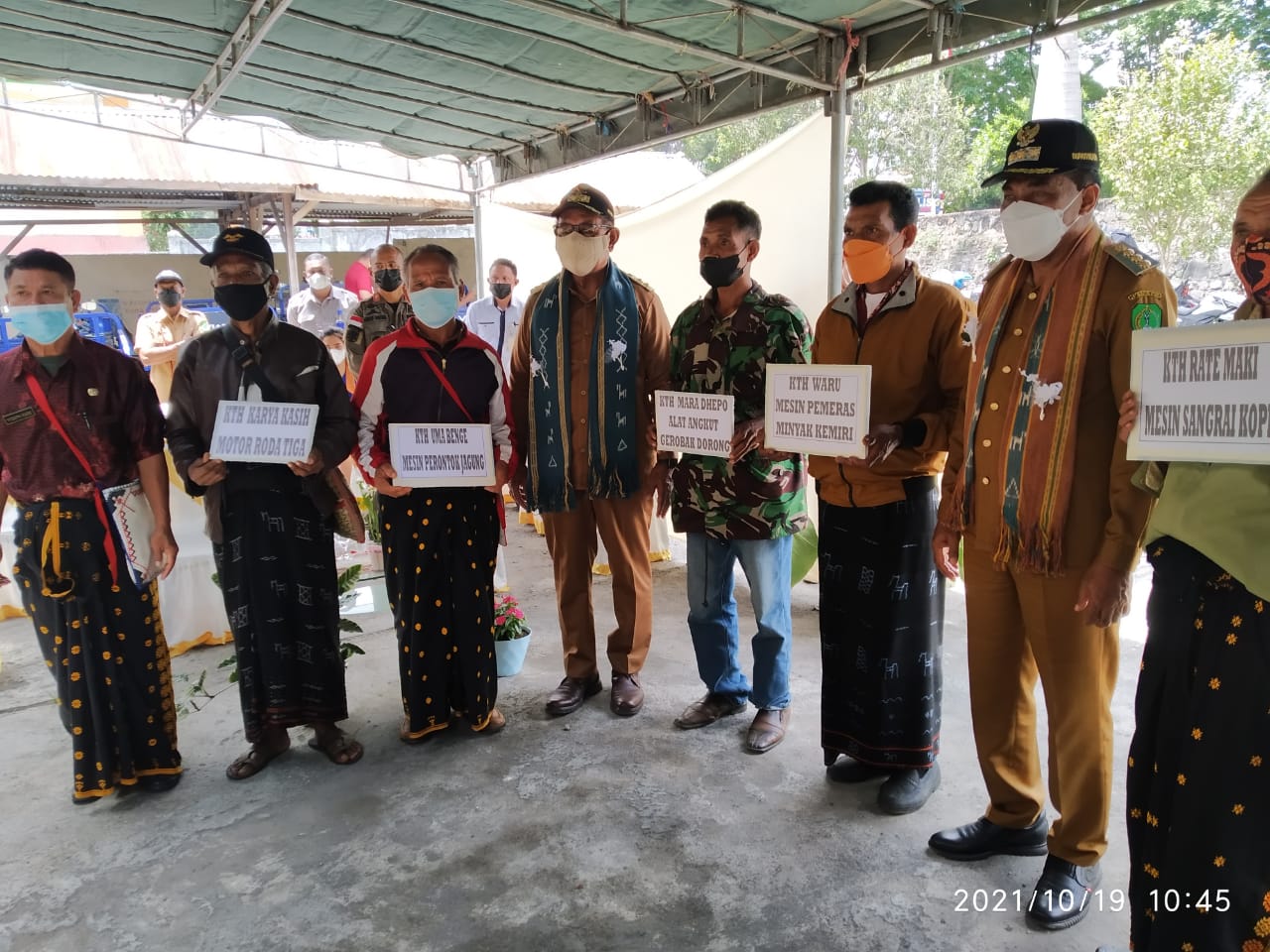 Wagub NTT Serahkan Bantuan Kepada Kelompok Tani Hutan di Ngada