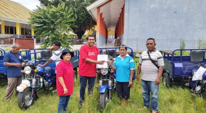 Ansy Lema Serahkan Delapan Unit Motor Roda Tiga Untuk Kelompok Petani Kota Kupang