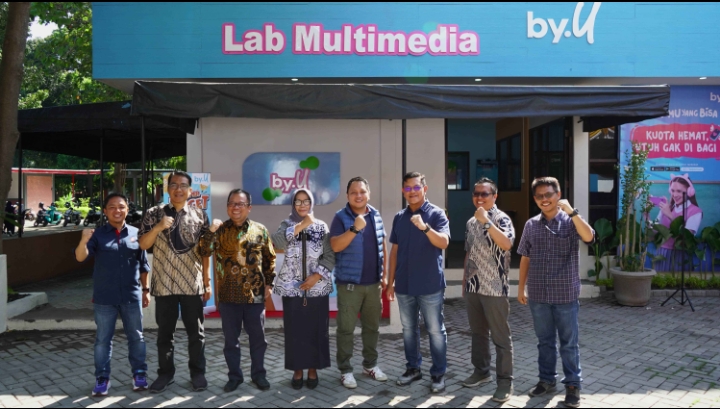 Dukung Perkembangan Digital Dunia Pendidikan, Telkomsel  Menyediakan  Laboratorium Multimedia di Universitas Mataram 