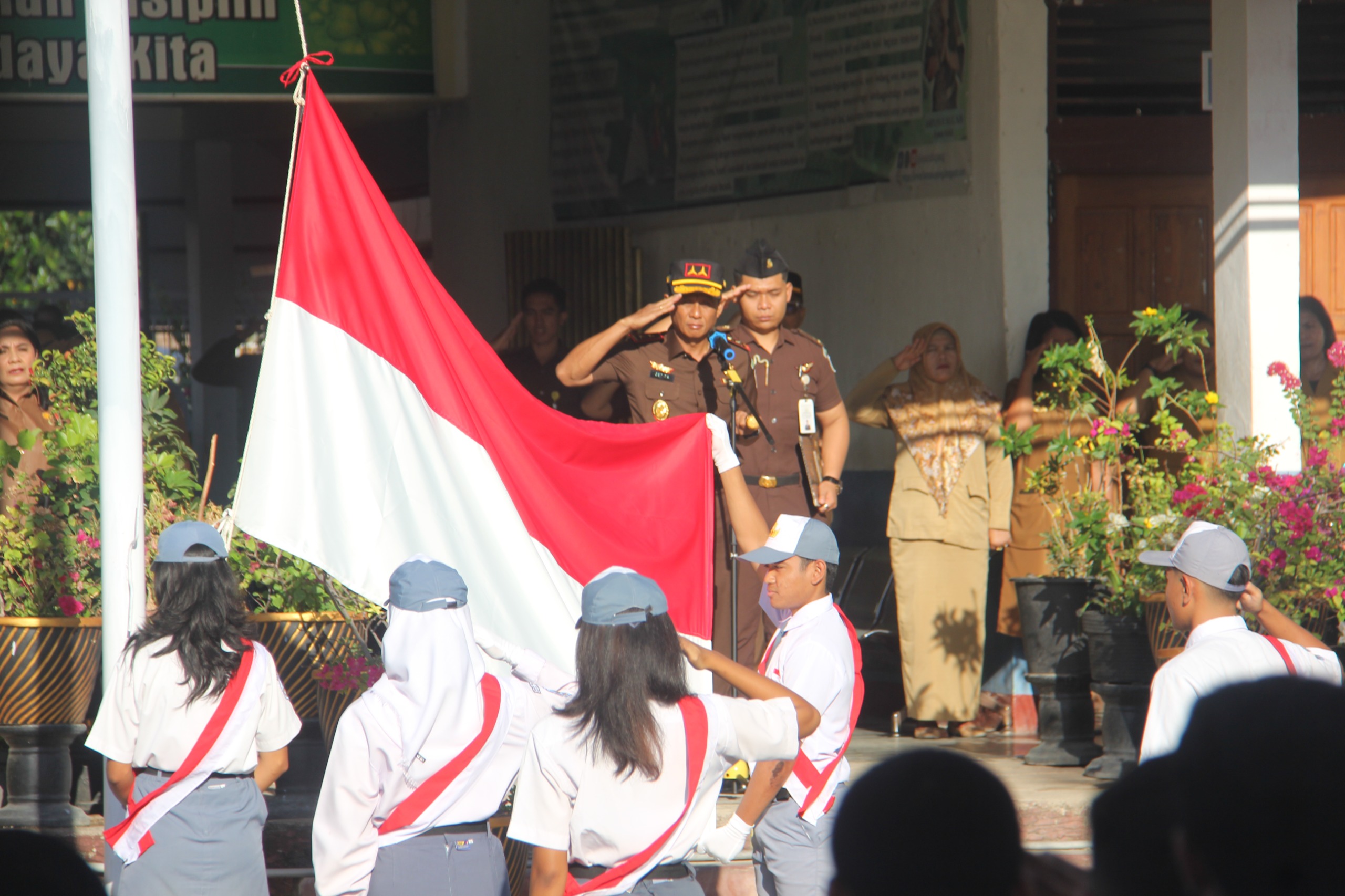 Kejati NTT Jadi Inspektur Upacara di SMA Negeri 2 Kota Kupang